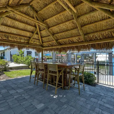 Tiki Hut Hideaway - Cozy Poolside Escape, Walk To Beach